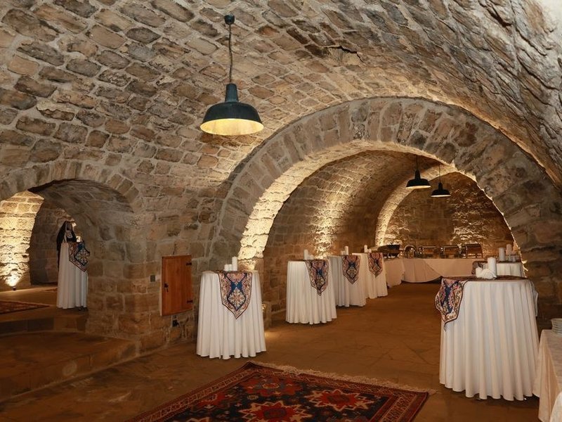 Sol de cave voûtée d'une maison de vigneron de Millery assaini puis carrelé avec un revêtement adapté à l'humidité