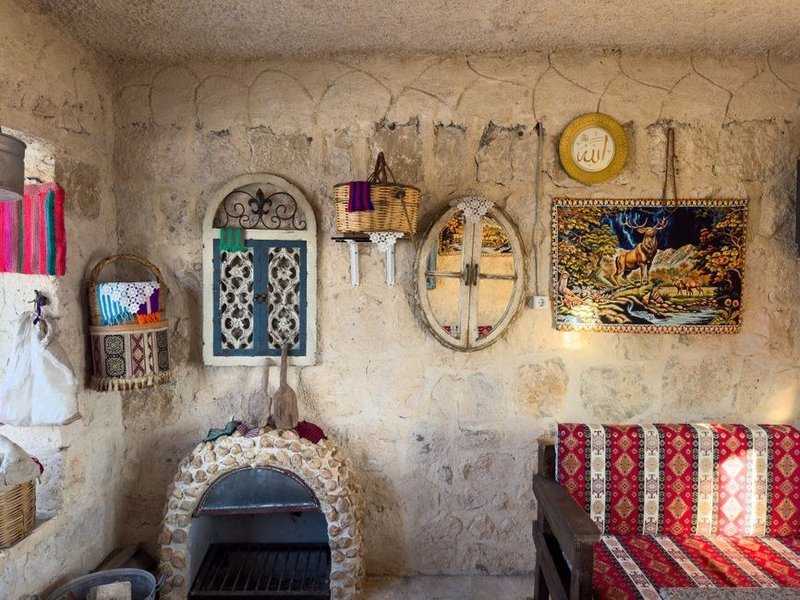 Dalle de pierre ancienne ravivée et protégée dans une maison de vigneron du vieux bourg de Montagny