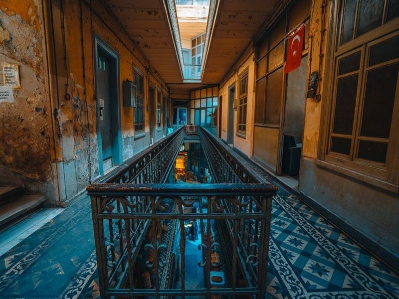 Sol carrelé ancien à motifs conservé dans une galerie d'un bâti ancien de Neuville-sur-Saône près des quais