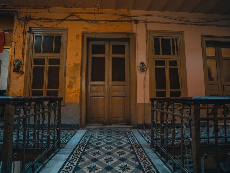 Sol en carreaux de ciment anciens nettoyés et protégés dans l'entrée d'une maison de ville d'Oullins