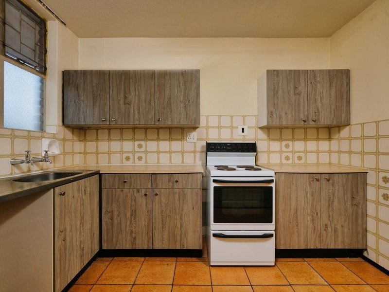 Petite cuisine d'une maison ancienne d'Oullins recarrelée au sol avec un carreau adapté au bâti de bourg
