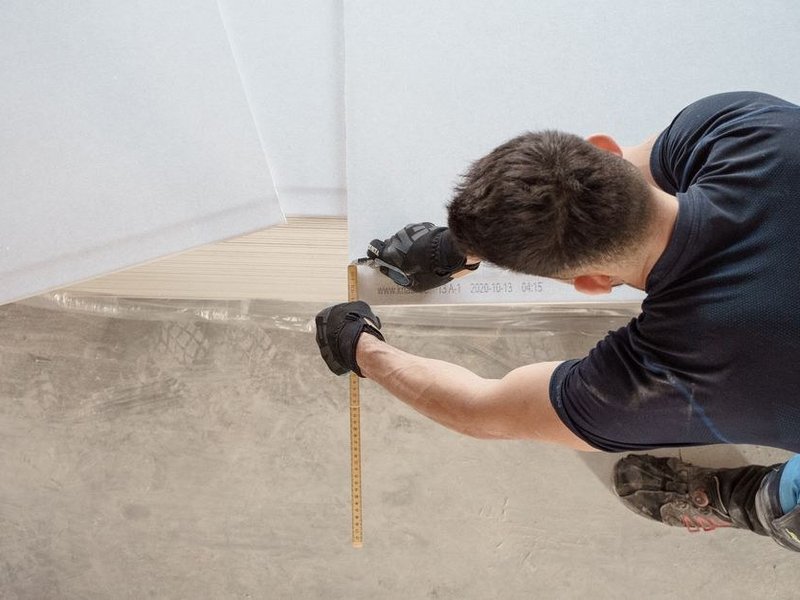Relevé de l'accès et du support avant la pose du carrelage dans un appartement d'immeuble à Pierre-Bénite
