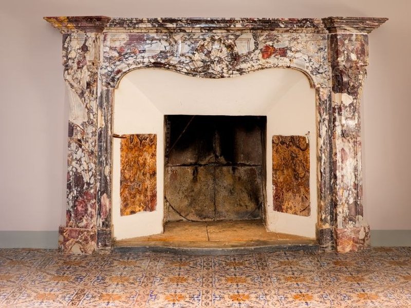 Tomettes anciennes d'une maison de bourg de Pollionnay, sol de caractère à raviver et à traiter contre l'humidité
