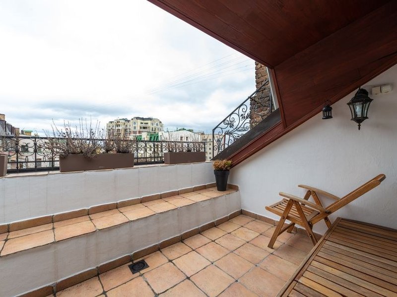 Terrasse de coteau carrelée à Rontalon avec pente d'écoulement et drainage face au ruissellement, ouverte sur la plaine