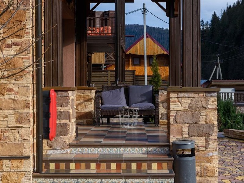 Terrasse d'un pavillon de Saint-Bonnet-de-Mure carrelée en grès cérame antidérapant, dans le prolongement de la baie du séjour ouverte sur la grande parcelle