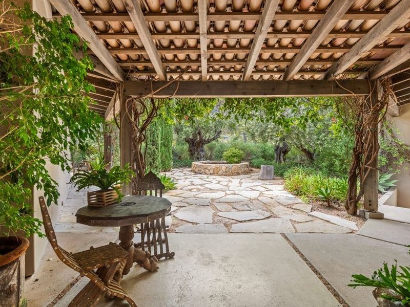 Terrasse de plain-pied d'un pavillon de lotissement de Saint-Bonnet-de-Mure carrelée en grès antidérapant, teinte prolongée depuis le salon vers la grande parcelle