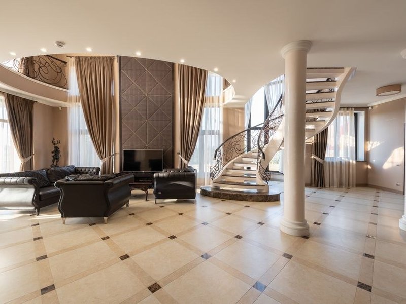 Grès cérame grand format posé au sol du séjour d'une villa de coteau des Monts d'Or à Saint-Cyr-au-Mont-d'Or