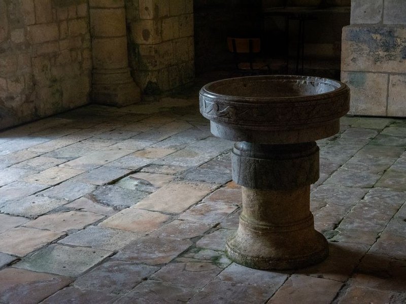 Tomettes anciennes et dalles de pierre d'une maison de vigneron en pierre de Couzon du bourg de Saint-Cyr-au-Mont-d'Or nettoyées et protégées