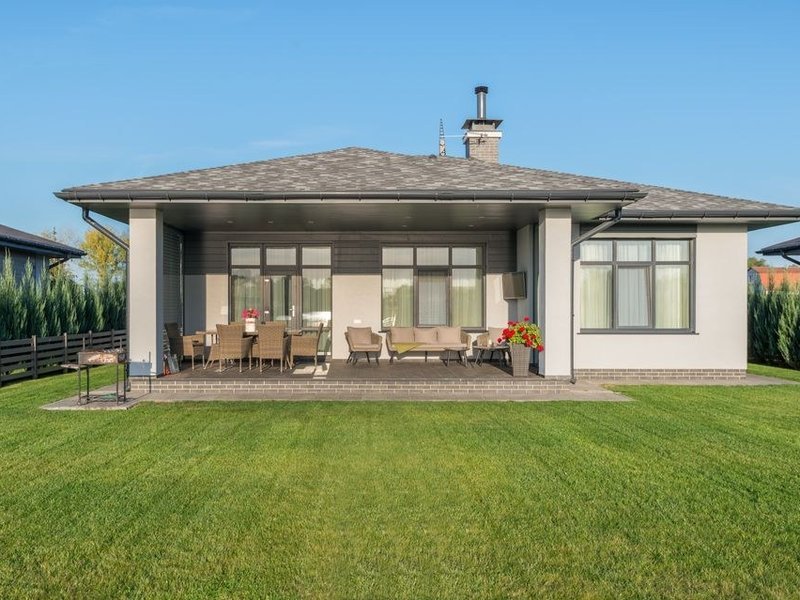 Terrasse d'un pavillon de plain-pied de Saint-Pierre-de-Chandieu carrelée en dallage ingélif, exposée au vent du plateau et raccordée au séjour