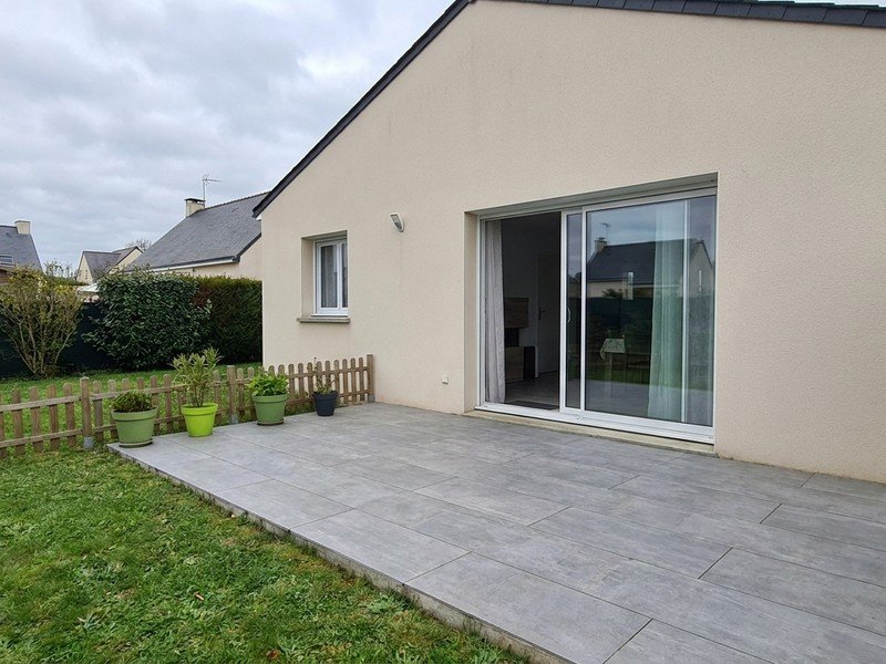 Terrasse de maison individuelle carrelée en grès cérame antidérapant dans l'est lyonnais