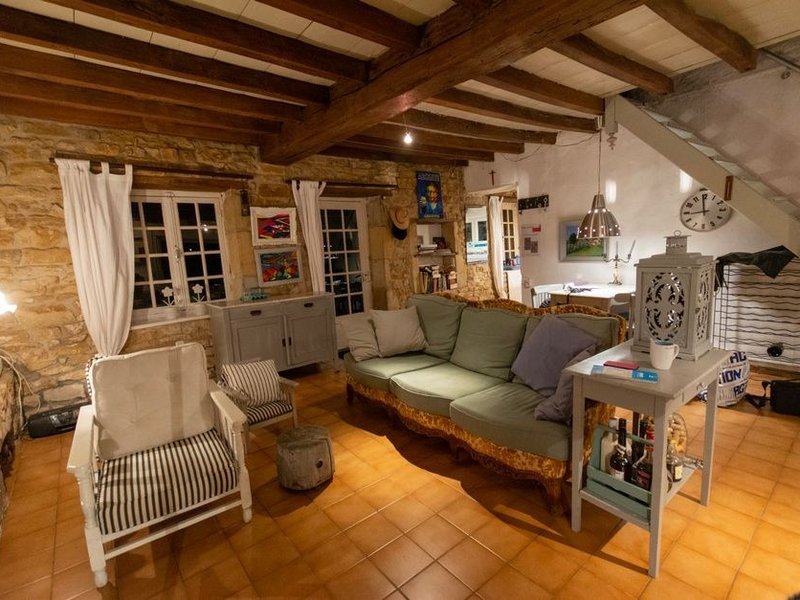 Séjour d'une maison ancienne du bourg de Saint-Symphorien-d'Ozon carrelé en grand format après remise à niveau du support