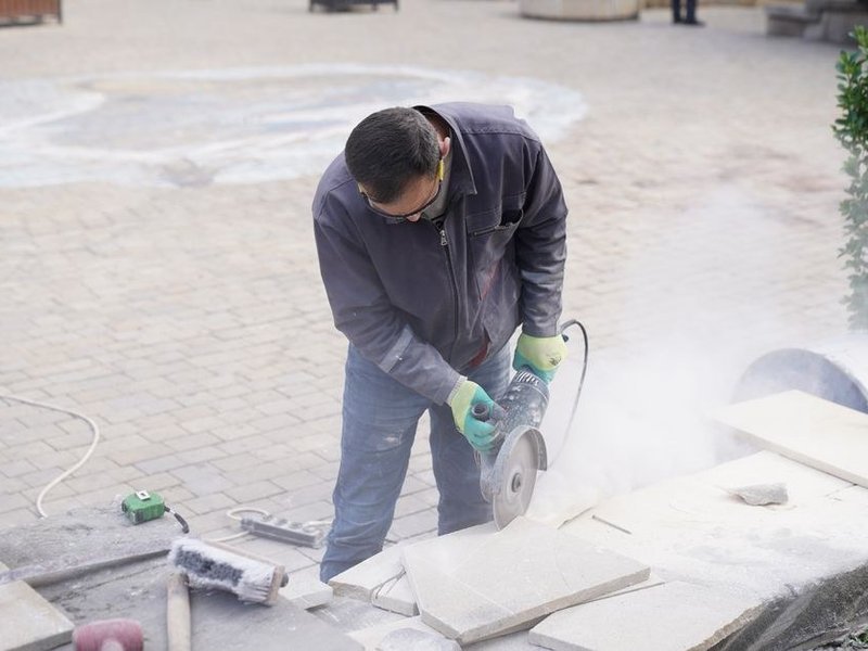 Découpe et pose du carrelage par un artisan à Saint-Symphorien-sur-Coise, dans une maison du centre ancien