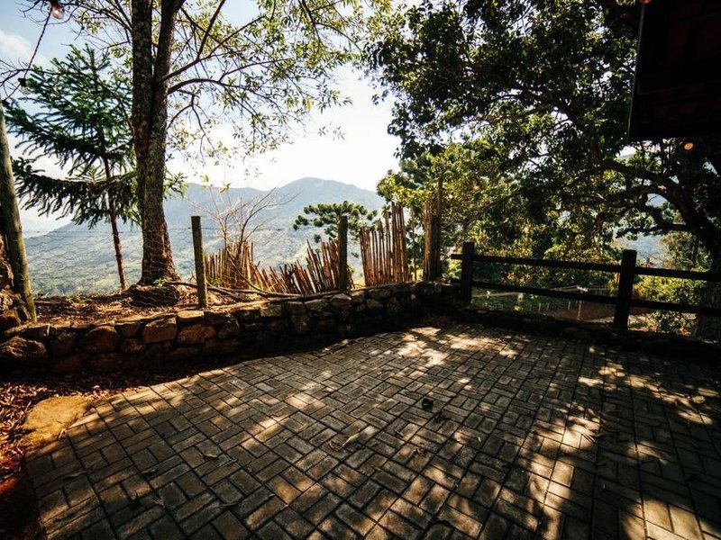 Terrasse en balcon carrelée d'une maison de crête de Sainte-Catherine, tournée vers la vallée du Gier et le Pilat