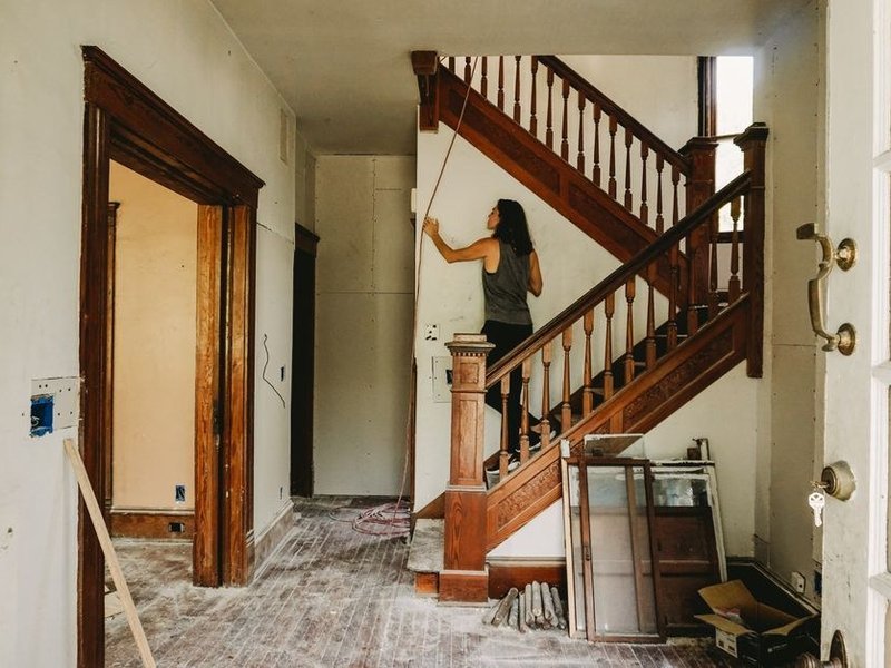 Vieux plancher d'une maison de bourg de Sainte-Consorce ragréé et raidi avant la pose d'un carrelage neuf