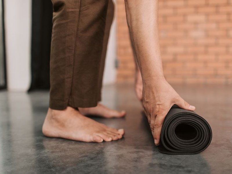 Pose d'une sous-couche isophonique résiliente sous carrelage dans un appartement de copropriété à Sainte-Foy-lès-Lyon, avec bande de désolidarisation en périphérie