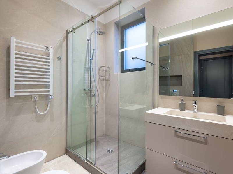 Salle de bain d'appartement de copropriété carrelée avec étanchéité sous carrelage et douche de plain-pied à Sainte-Foy-lès-Lyon
