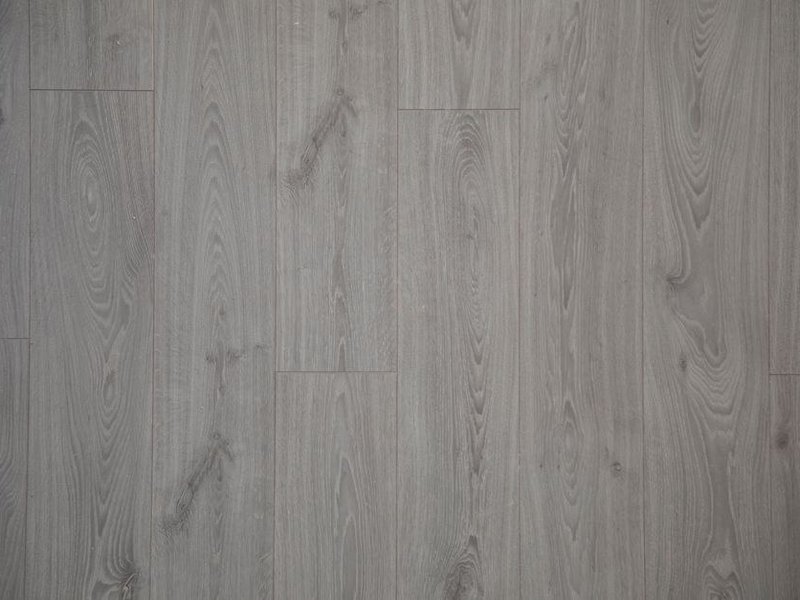 Pose de lames de parquet imitation bois dans la chambre d'un pavillon de plain-pied à Sérézin-du-Rhône, seuil raccordé au carrelage