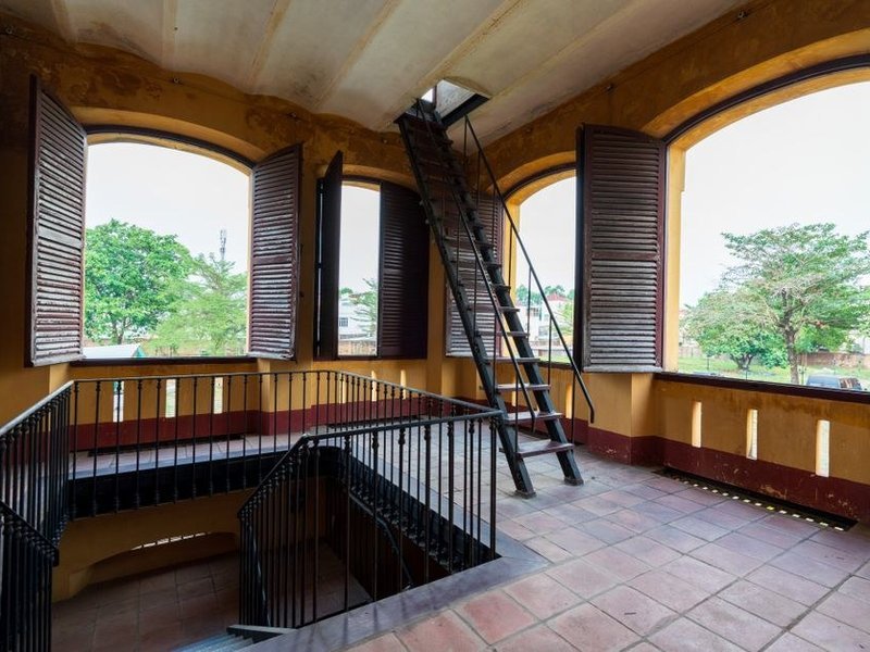 Palier et chambres à l'étage d'une maison de coteau à Solaize, sol posé d'aplomb, seuils raccordés aux demi-niveaux, lumière du coteau