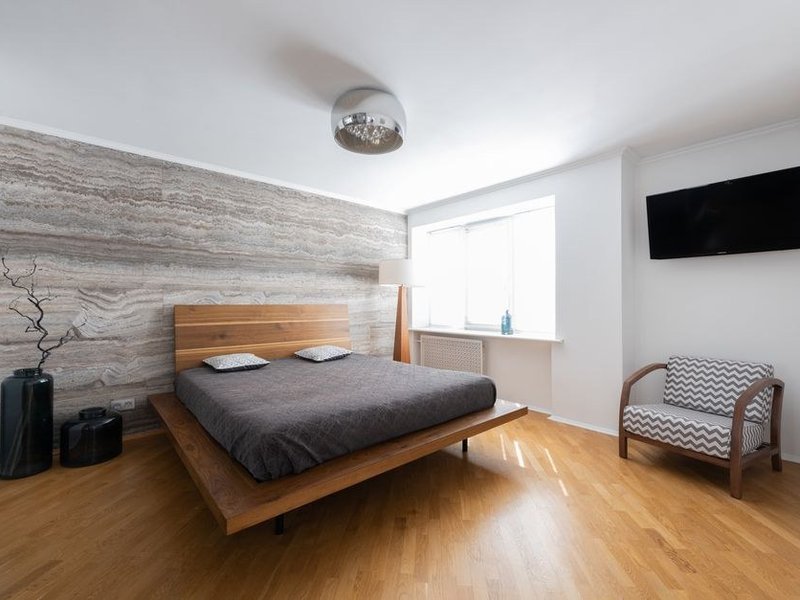 Ponçage progressif d'un parquet chêne massif ancien dans une chambre d'une maison meulière de Tassin avant finition à l'huile