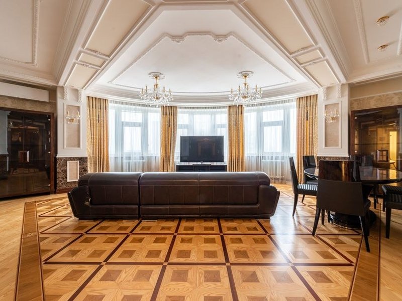 Parquet chêne massif ancien repris et huilé dans le séjour d'une maison meulière du secteur du Méridien à Tassin