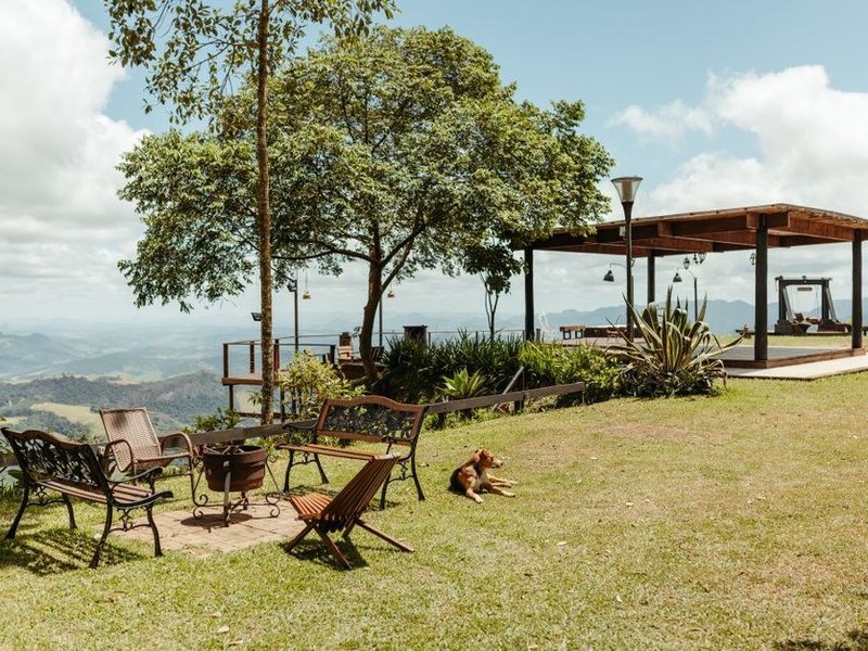 Jardin et terrasse de plain-pied d'un pavillon de Toussieu ouverte sur la plaine, sol extérieur à carreler en grès cérame ingélif
