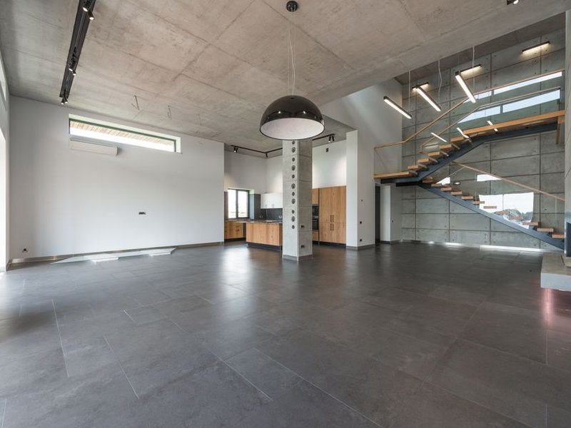 Grand volume d'un loft du Carré de Soie carrelé en grès grand format après ragréage de la dalle béton à Vaulx-en-Velin