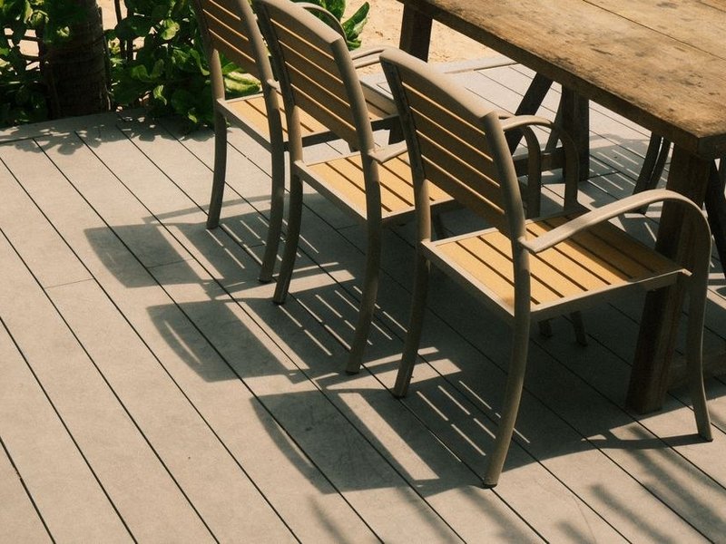 Terrasse extérieure côté jardin d'un pavillon de Vernaison, tournée vers les berges du Rhône