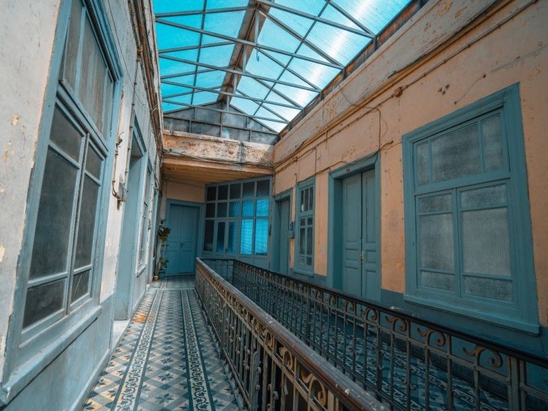 Sol carrelé ancien restauré dans une galerie couverte d'un immeuble du vieux centre en pierres dorées de Villefranche-sur-Saône