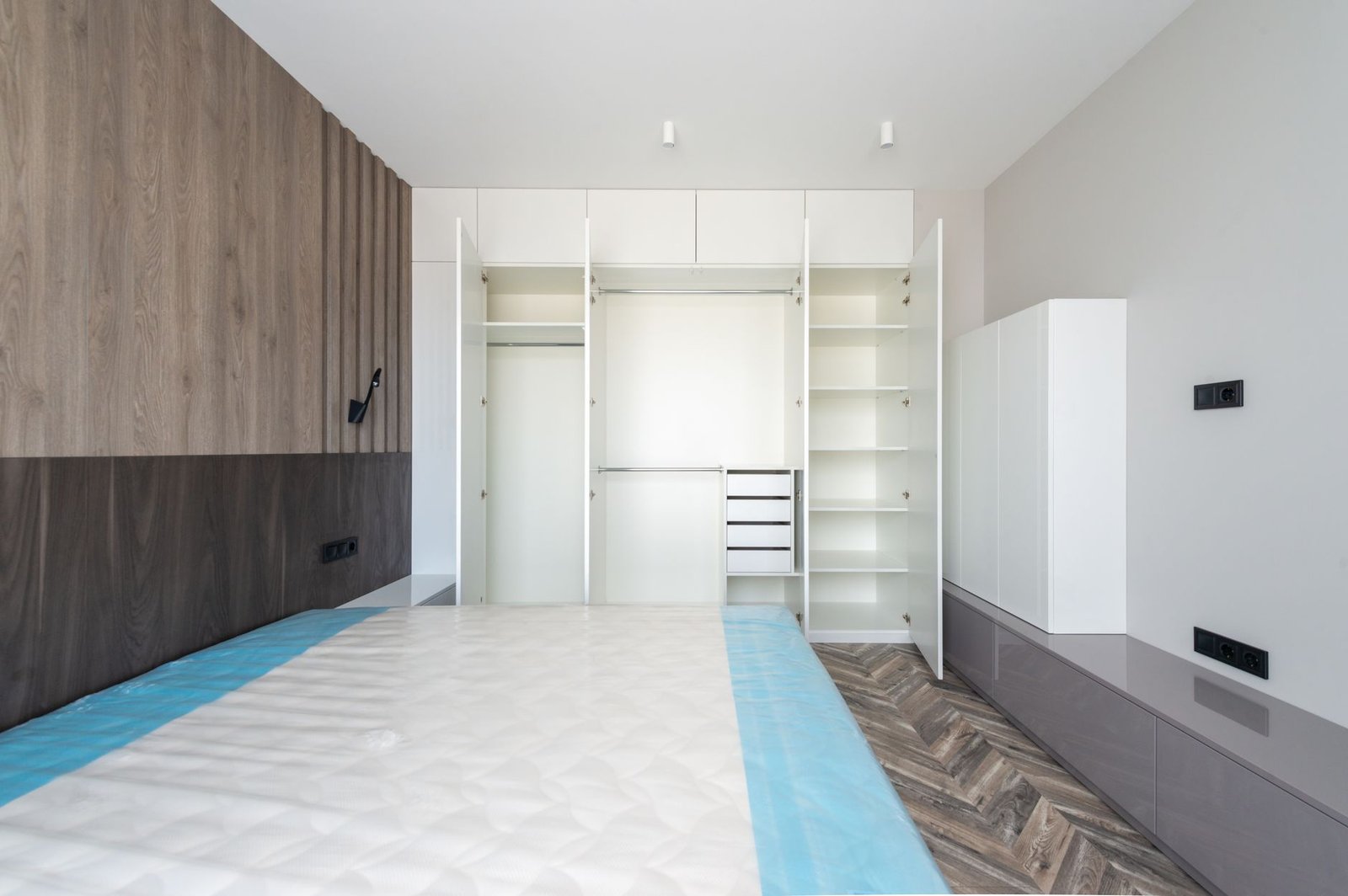 Rénovation de chambre clé en main à Lyon avec sol et peinture refaits