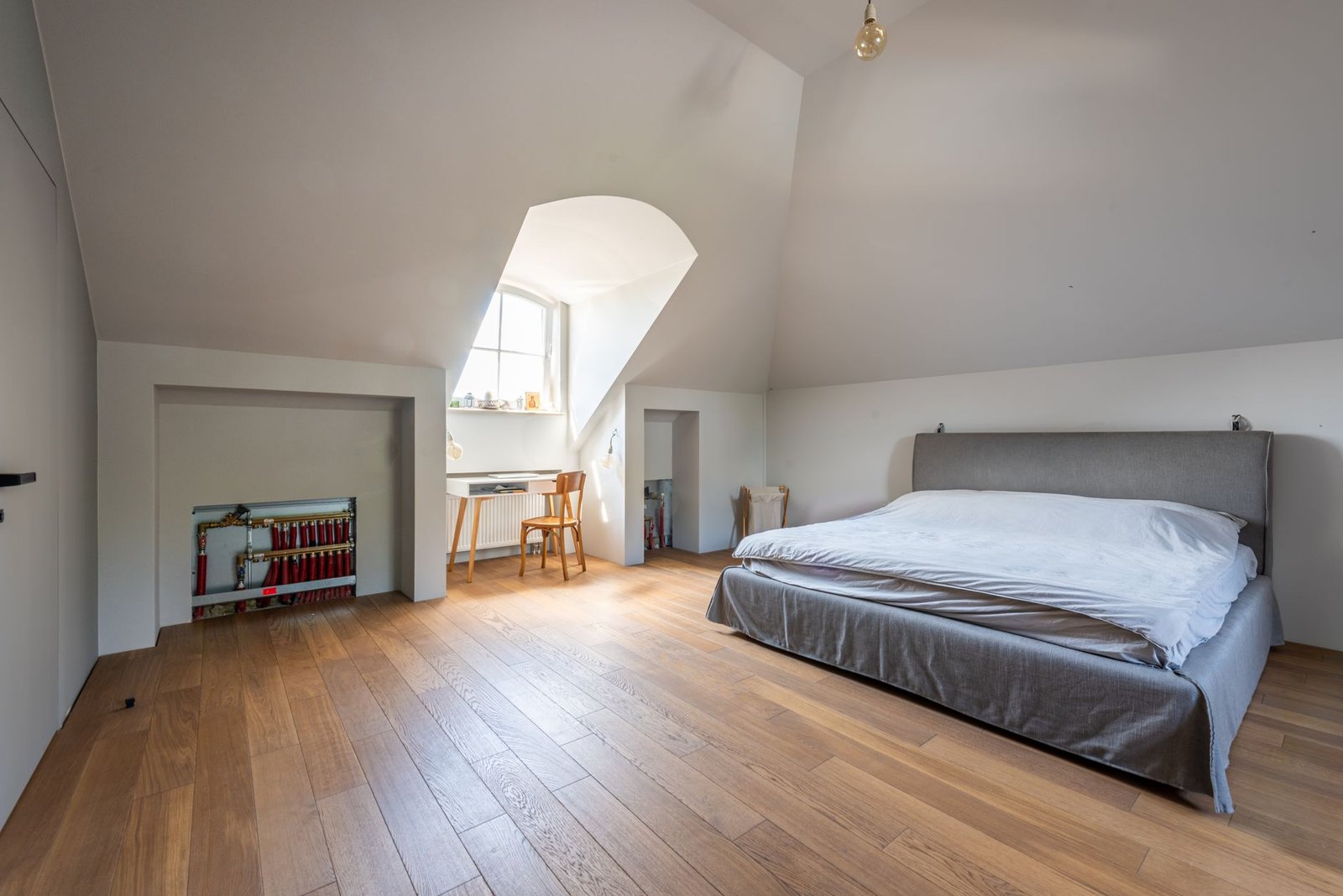Chambre rénovée à Lyon sous combles avec parquet chêne et grand lit