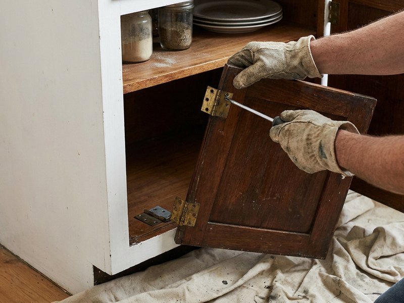 Dépose d'une ancienne porte de cuisine à Lyon, caissons conservés en place