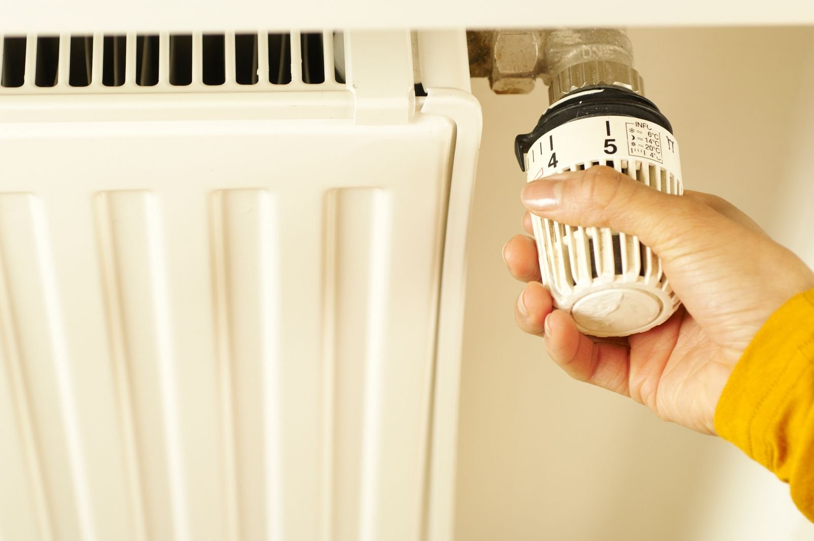 Radiateur alimenté après remplacement d'une chaudière fioul par une PAC à Lyon