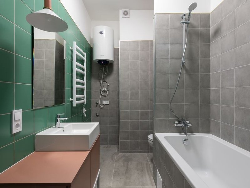 Chauffe-eau mural neuf raccordé dans une salle de bain d'une maison de Caluire-et-Cuire, en complément du remplacement du chauffage