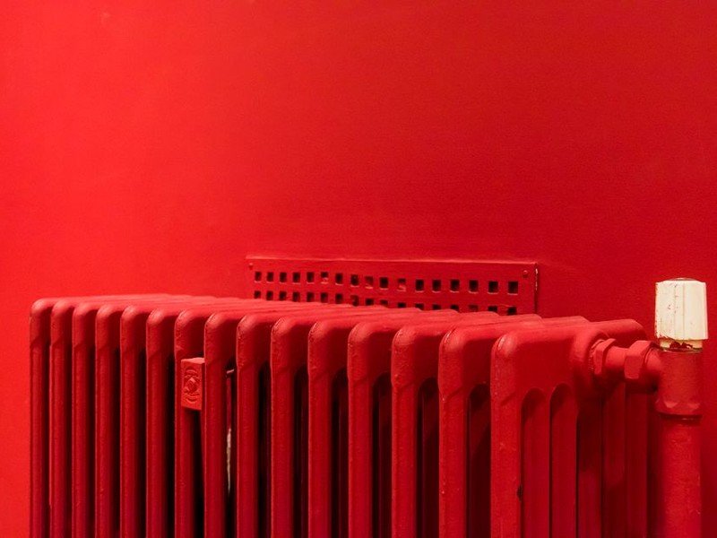 Radiateur en fonte et robinet thermostatique dans un appartement d'immeuble bourgeois de la Préfecture à Lyon 3