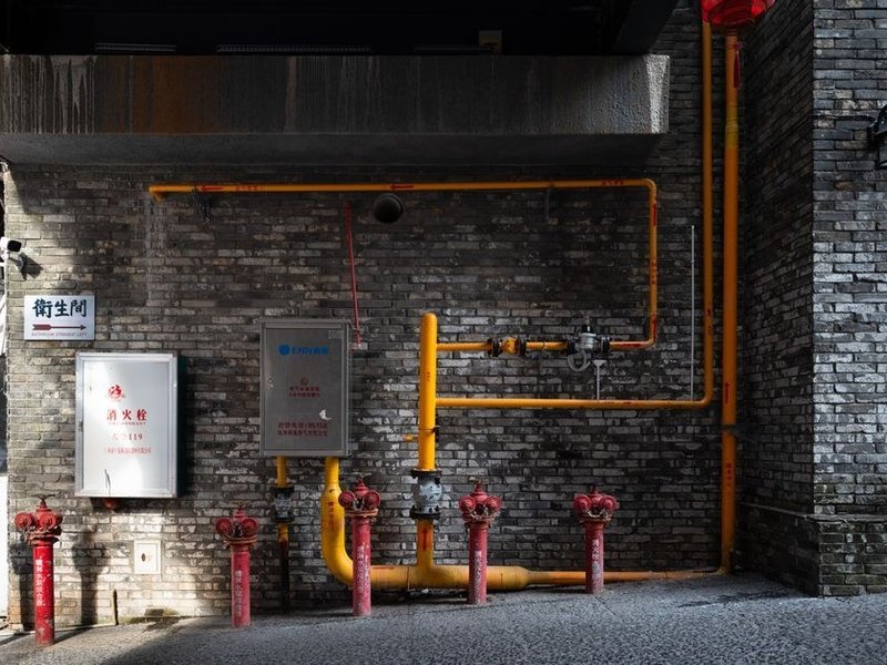 Alimentation gaz et conduit d'évacuation repris pour une chaudière dans un immeuble ancien de la Guillotière à Lyon 7