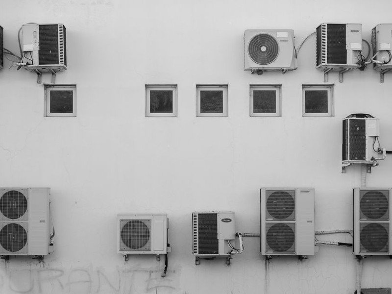 Unité extérieure de pompe à chaleur air-eau sur un immeuble récent de Gerland à Lyon 7