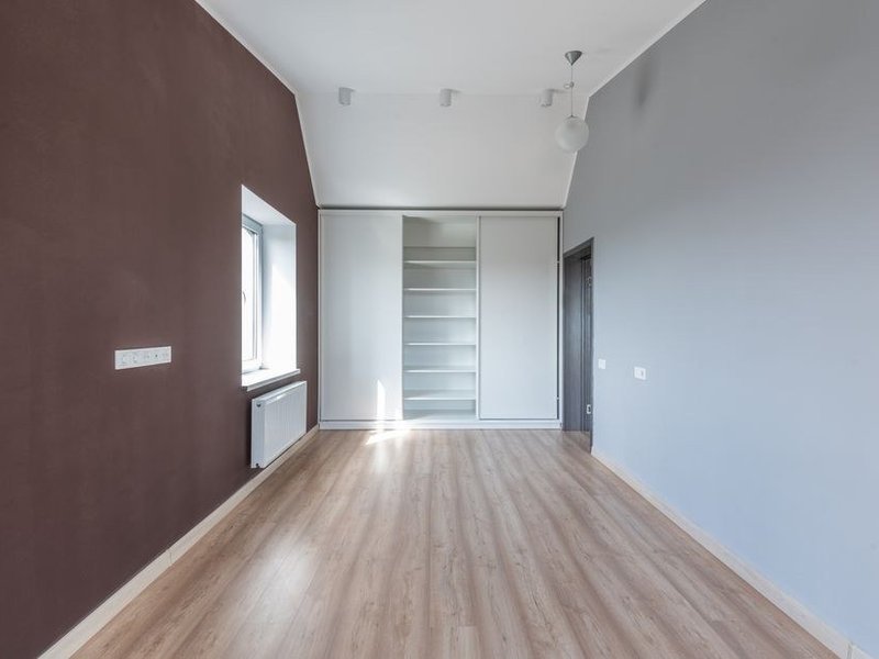 Séjour d'un pavillon récent de lotissement à Meyzieu chauffé par un plancher chauffant basse température