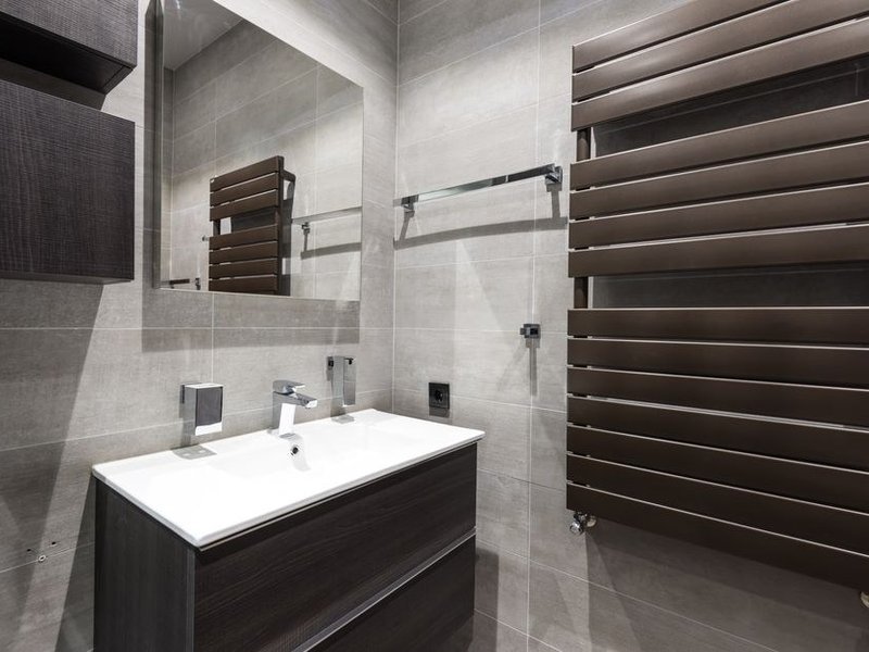 Salle de bain d'une maison de ville ancienne d'Oullins avec sèche-serviette, réseau de chauffage repris