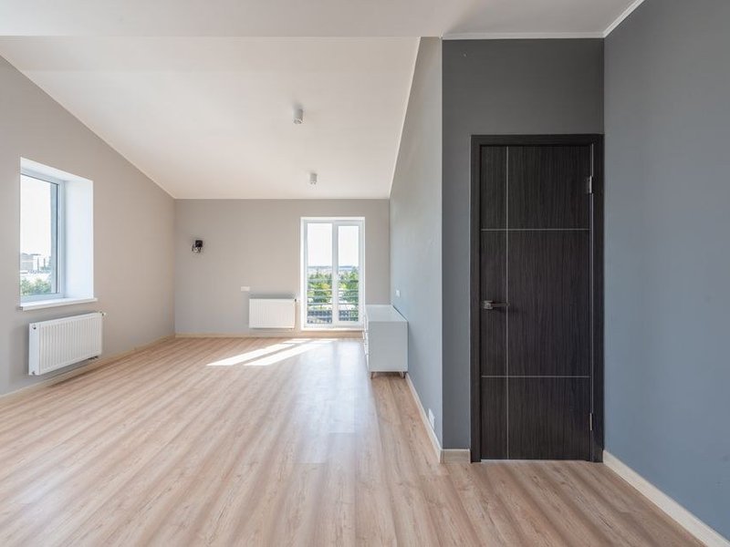 Radiateur et robinet thermostatique repris dans un appartement de logement social des Minguettes à Vénissieux, sur chauffage collectif