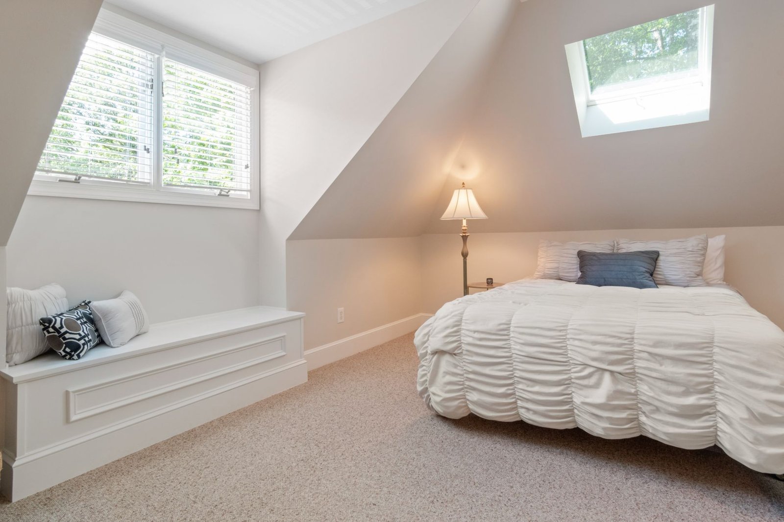 Combles perdus aménagés en chambre à Lyon avec Velux et pente