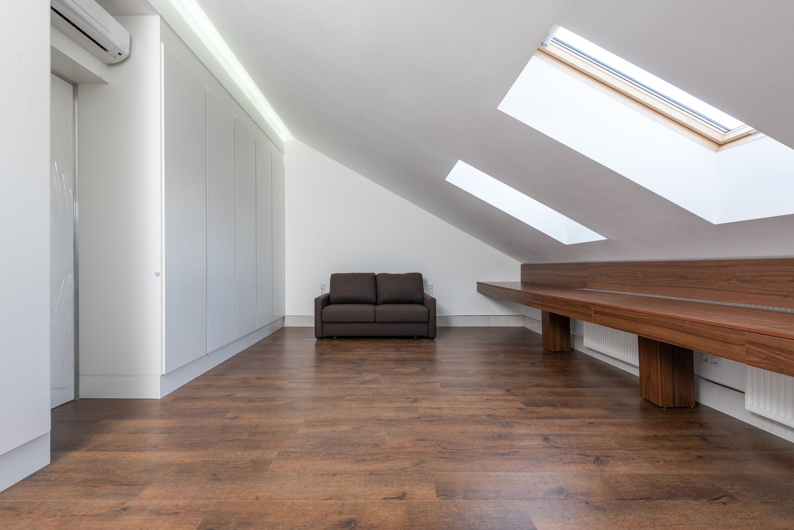 Combles aménagés en bureau lumineux à Lyon avec fenêtres de toit Velux