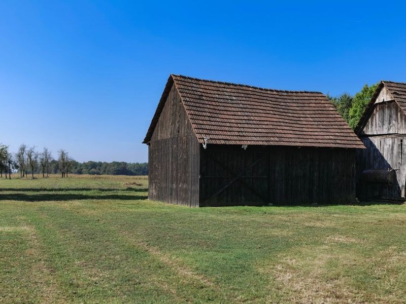 Grange de bois ancienne d'une ferme du plateau d'Aveize