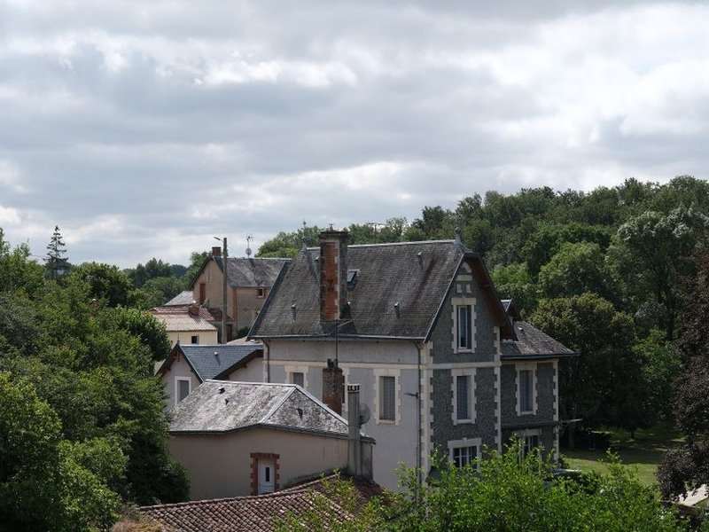 Souche de cheminée et chéneaux d'une maison de pierre de Bessenay, zinguerie à reprendre au-dessus des vergers