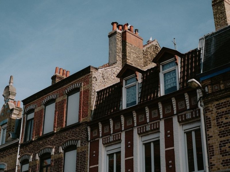 Infiltration au niveau du solin d'une souche de cheminée sur une toiture ancienne du bourg de Brignais avant réfection