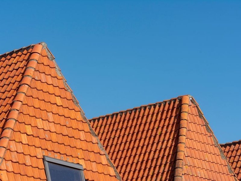 Fuite au niveau d'une noue de versant sur une toiture en tuile à forte pente d'une maison de coteau à Caluire avant réfection