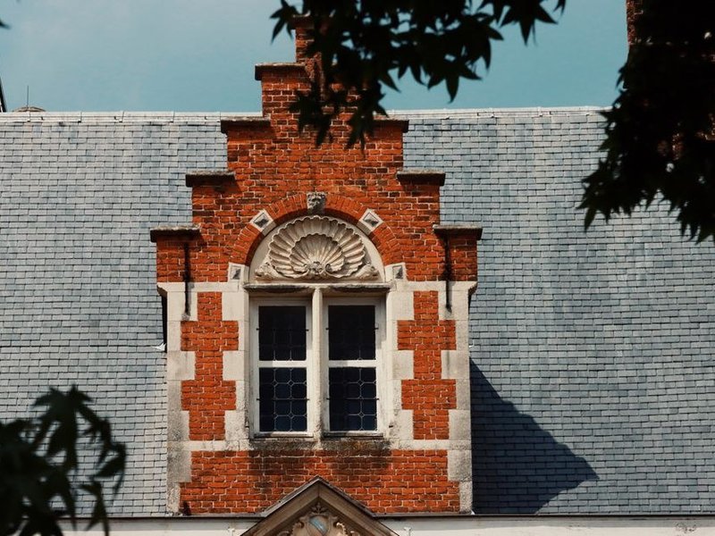 Réfection d'une toiture en ardoise naturelle sur une villa Belle Époque à Charbonnières-les-Bains, dépose et repose selon le calepinage d'origine