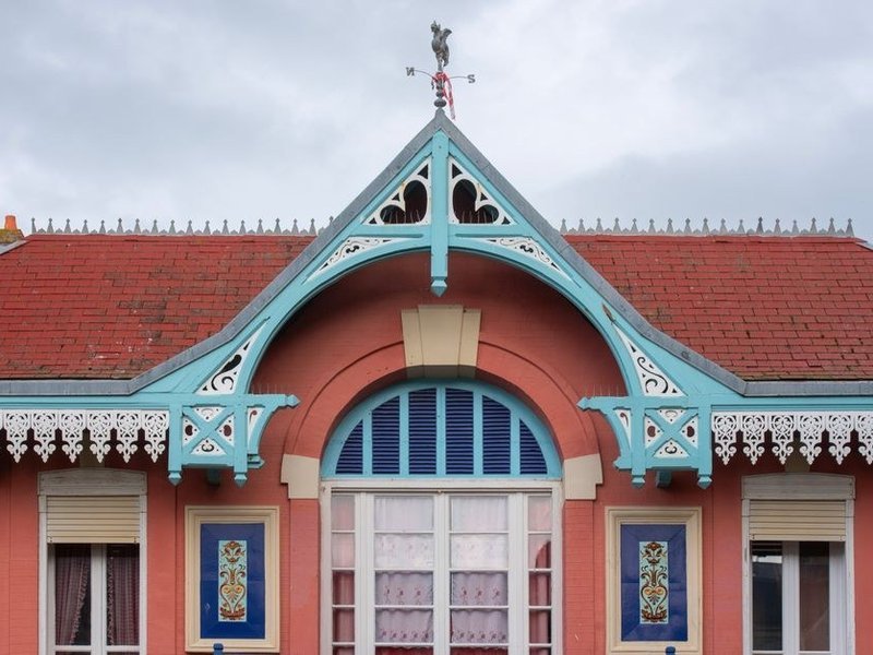 Restauration de la zinguerie d'ornement en zinc d'une demeure bourgeoise à Charbonnières-les-Bains, épi de faîtage et chéneau mouluré