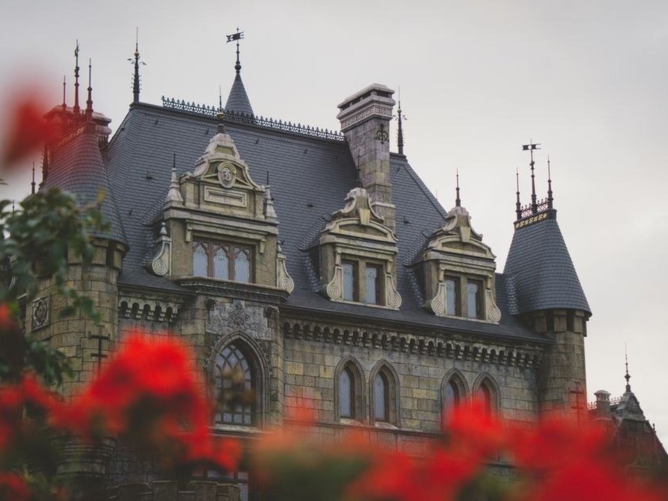 Couvreur restaurant la toiture en ardoise ouvragée d'une villa Belle Époque à Charbonnières-les-Bains
