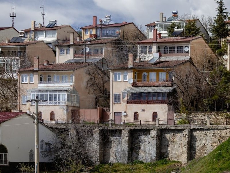 Maison résidentielle des hauteurs de Charly avec terrasse tournée vers la vallée du Rhône, toiture exposée au vent