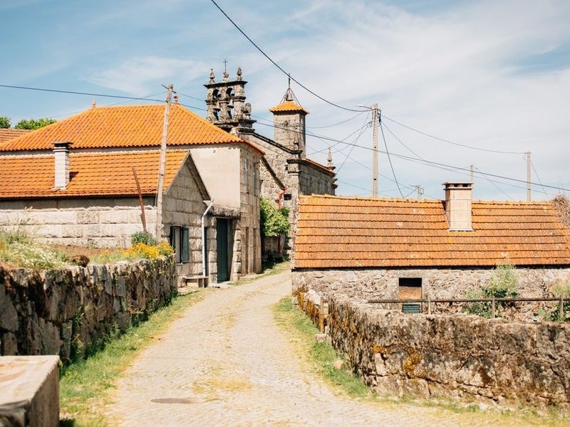 Toiture en tuile refaite sur une maison ancienne en pierre du bourg de Collonges-au-Mont-d'Or au bord de la Saône